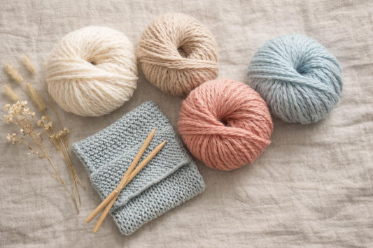 Photo à plat de pelotes de laine et d'aiguilles à tricoter — Trois projets SPIRIT dans WOOLADDICTS #17